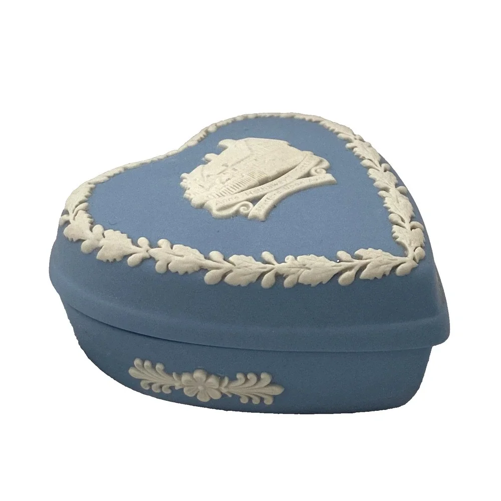 Vintage WEDGWOOD Heart Trinket Box ANNE HATHAWAY'S COTTAGE Stratford upon Avon